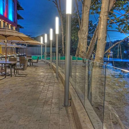 Radisson Hotel Guayaquil Extérieur photo The Riverfront at the Riverbank State Park