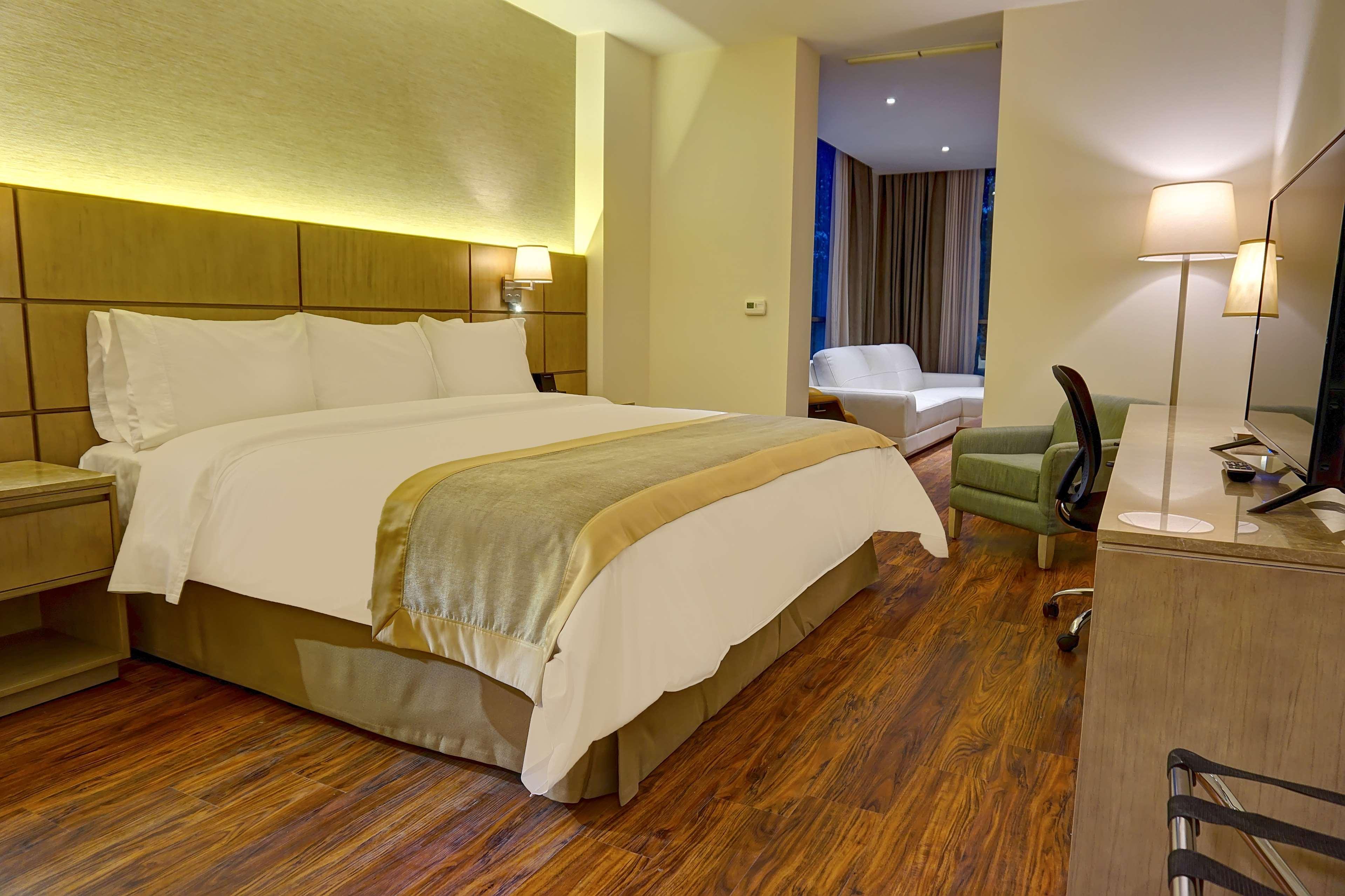 Radisson Hotel Guayaquil Extérieur photo Deluxe Family Room