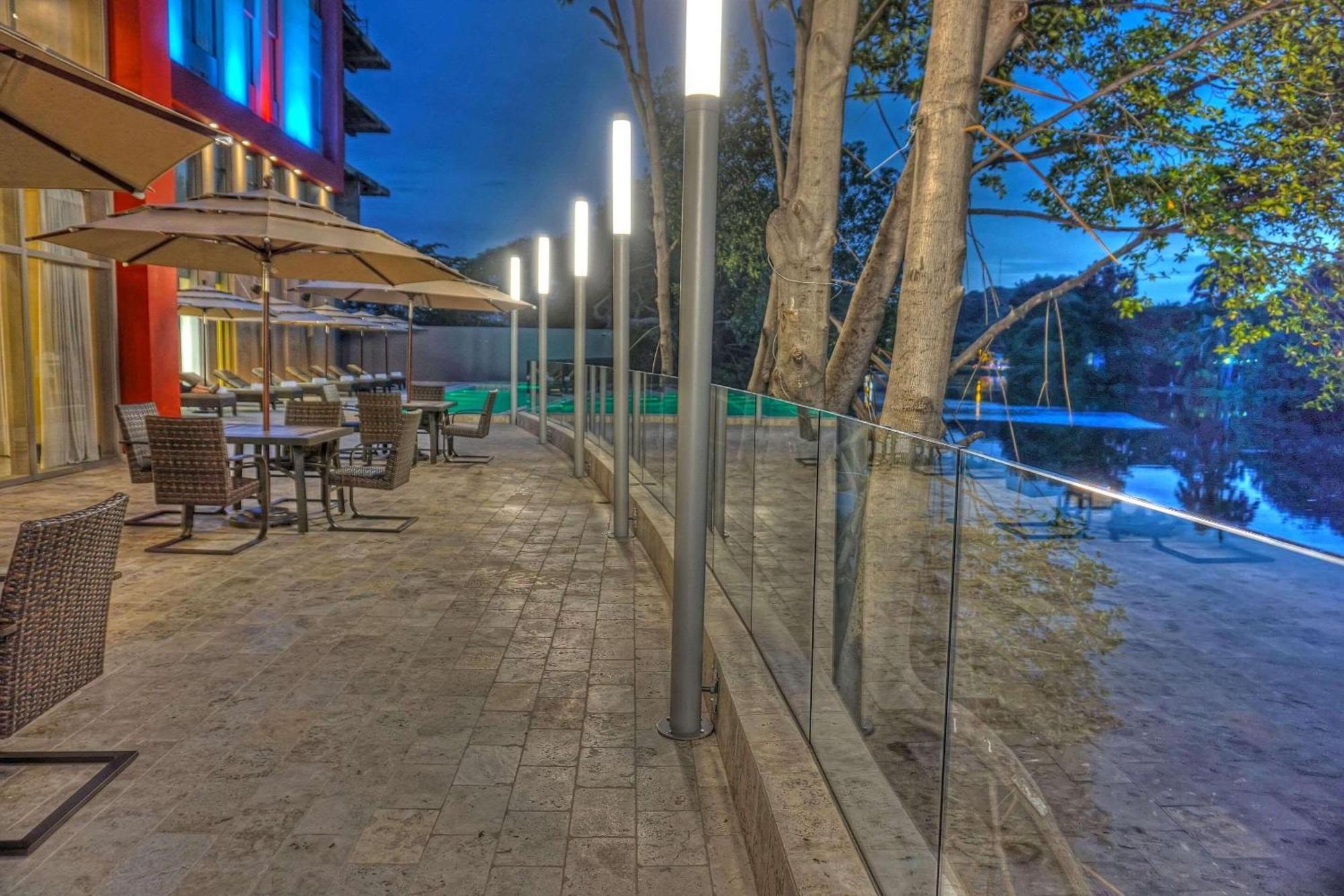 Radisson Hotel Guayaquil Extérieur photo The Riverfront at the Riverbank State Park
