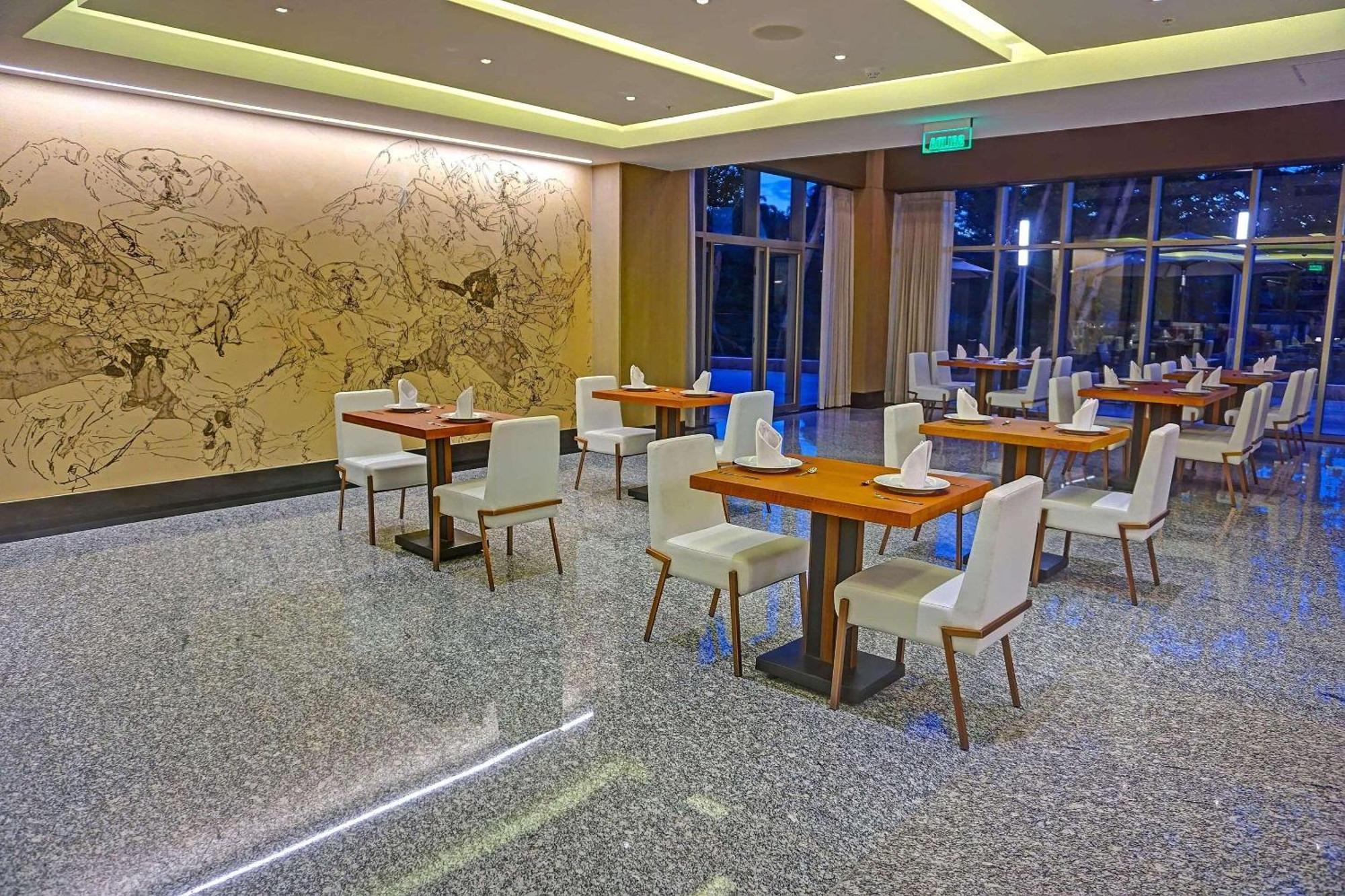 Radisson Hotel Guayaquil Extérieur photo The interior of the lounge