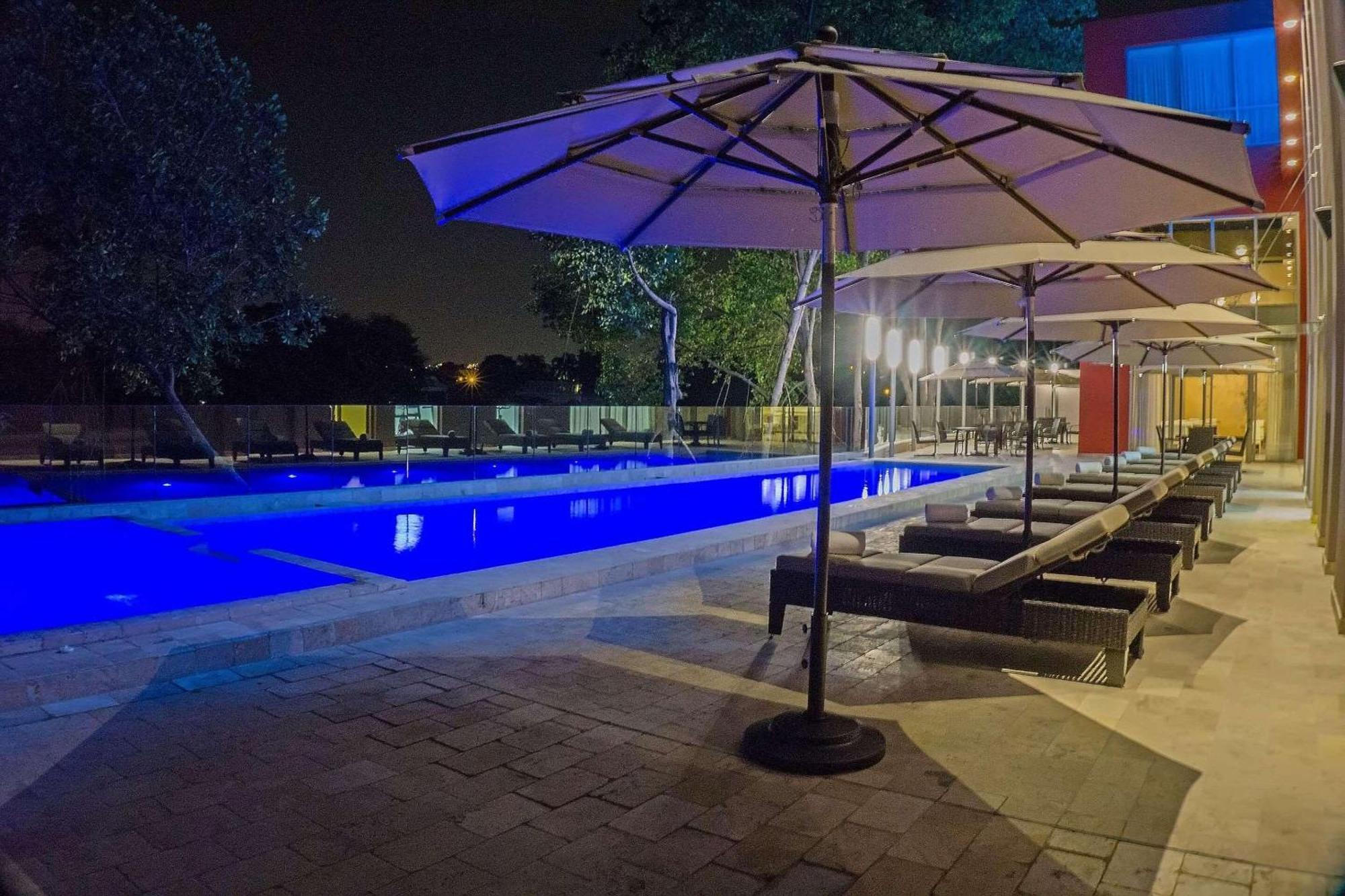 Radisson Hotel Guayaquil Extérieur photo The pool at the hotel