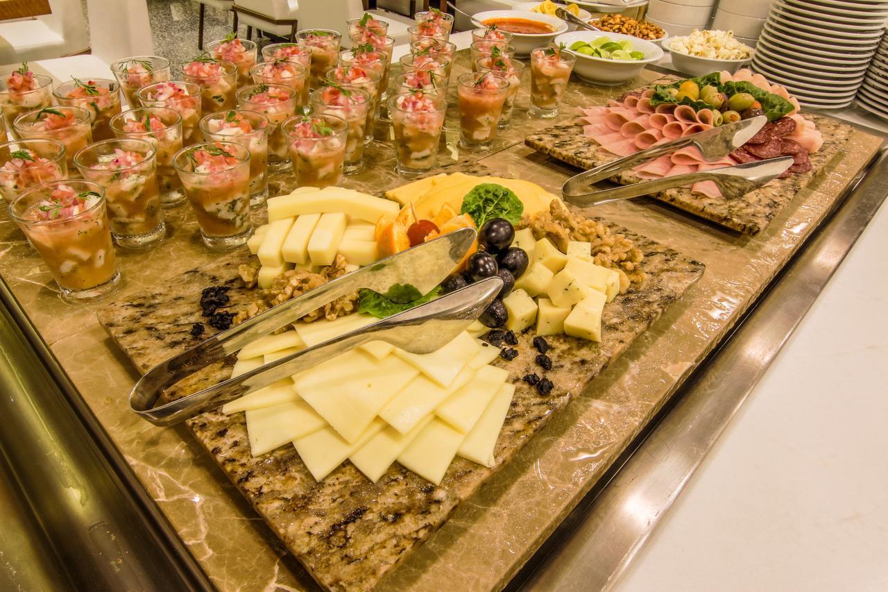 Radisson Hotel Guayaquil Extérieur photo A cheese platter