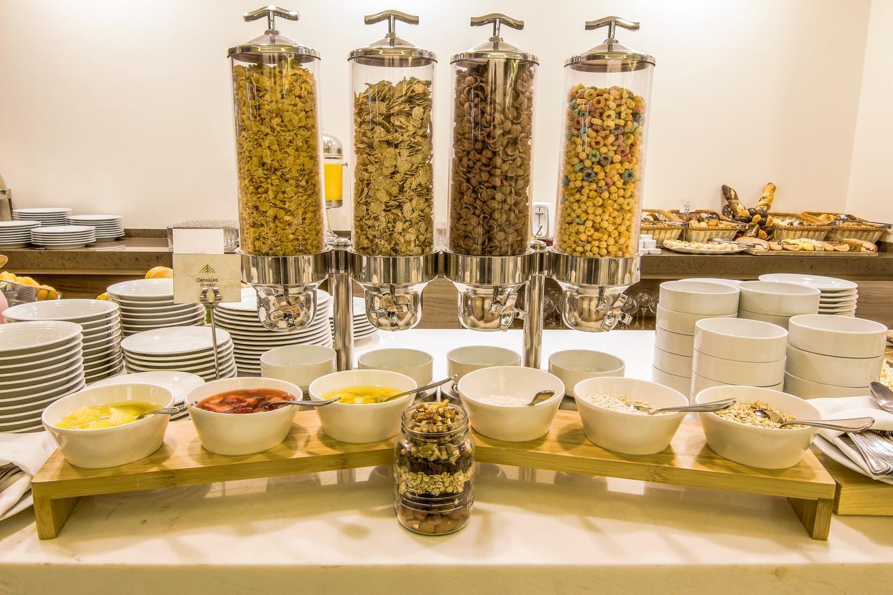 Radisson Hotel Guayaquil Extérieur photo A cereal bar