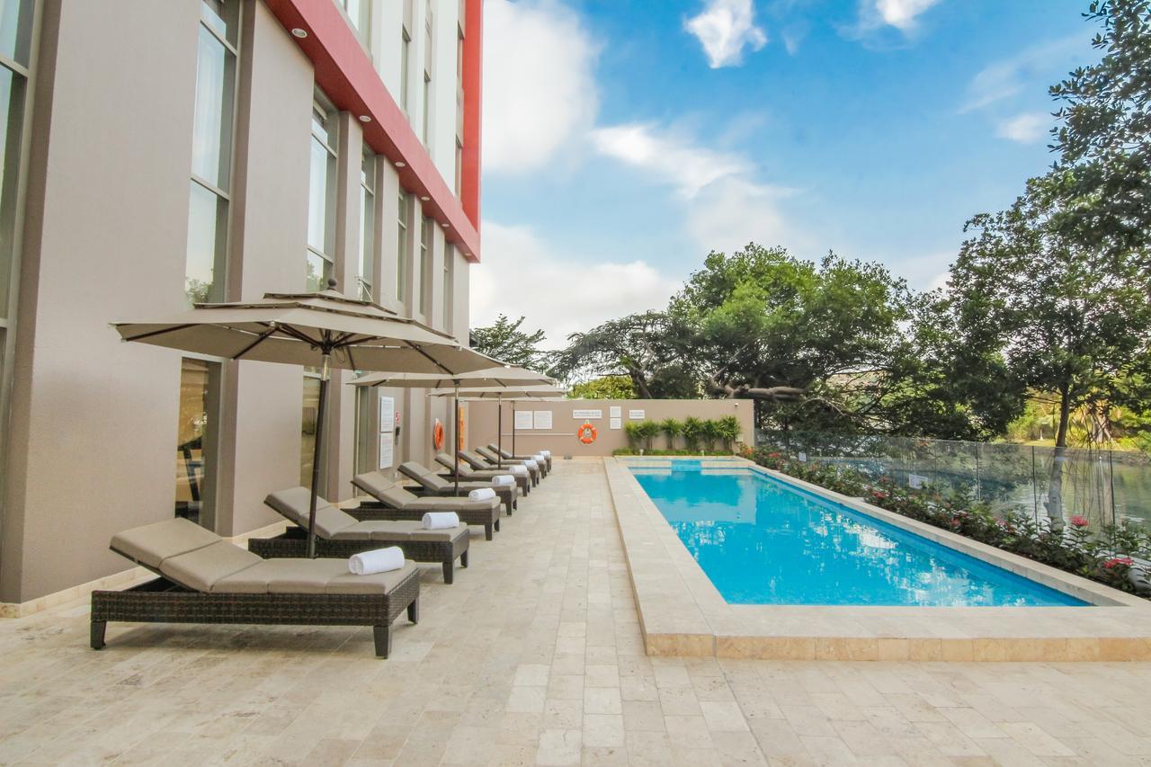 Radisson Hotel Guayaquil Extérieur photo Hotel's pool