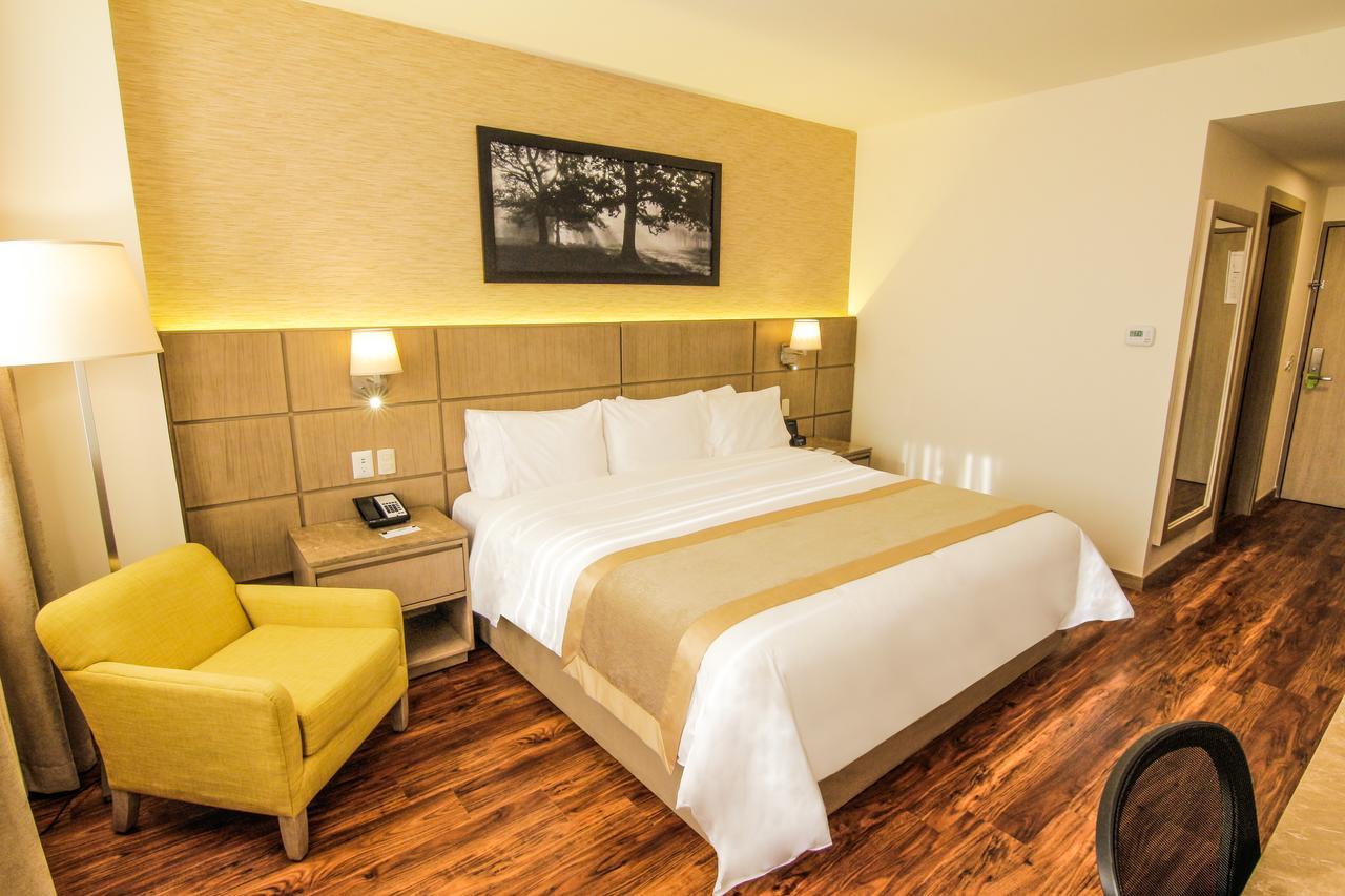 Radisson Hotel Guayaquil Extérieur photo A room at the hotel