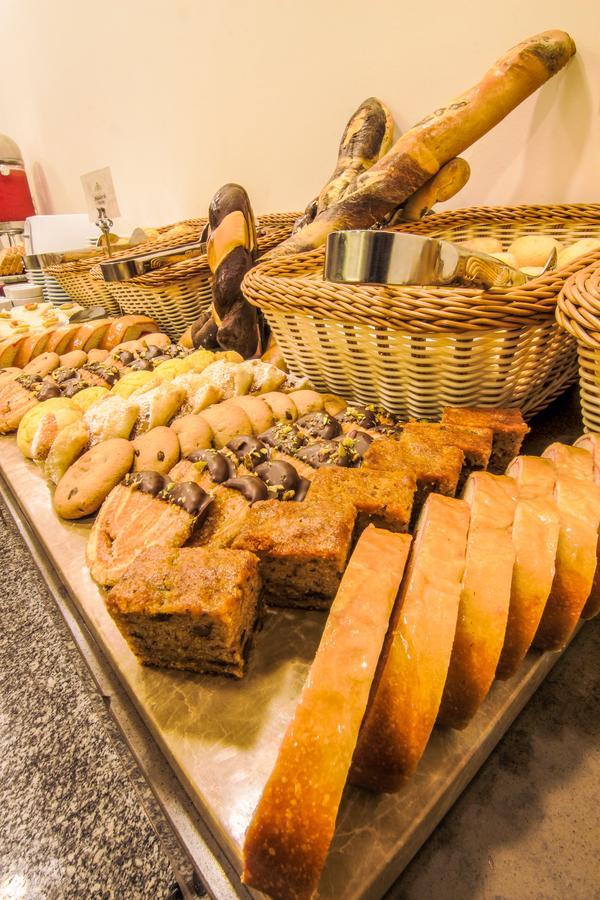 Radisson Hotel Guayaquil Extérieur photo A selection of Italian pastries