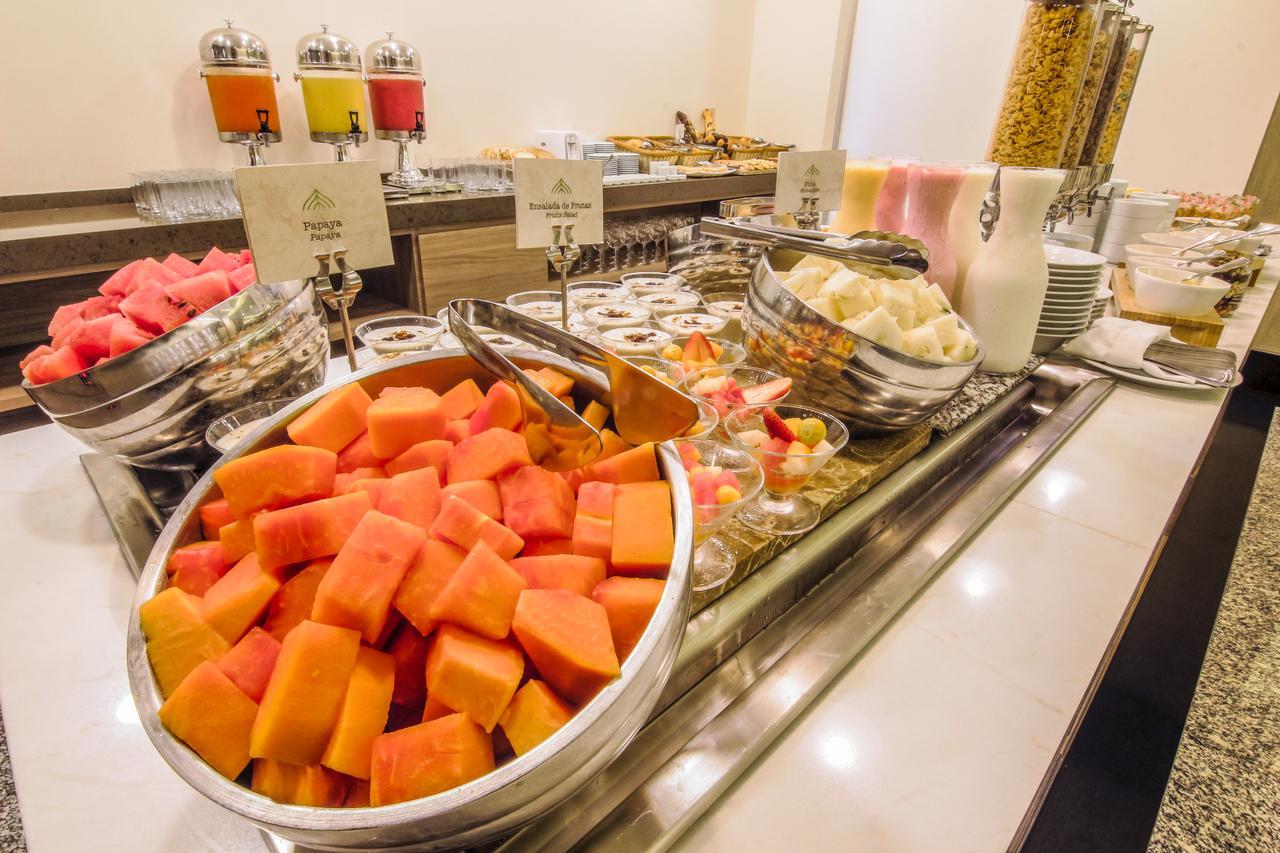 Radisson Hotel Guayaquil Extérieur photo A fruit salad buffet